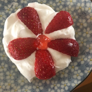 母の日にも♪市販のパンケーキで苺のお花ケーキ♡